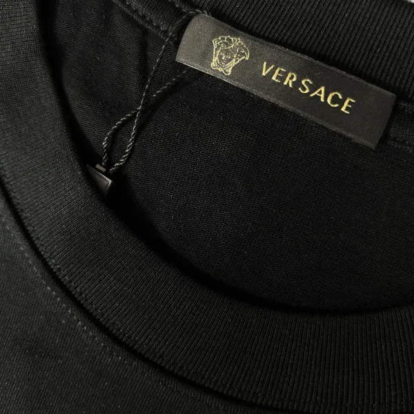 【VERSACE 公式旗艦店】ヴェルサーチ Tシャツ ご好評に付き再入荷! 【VERSACE 公式旗艦店】ヴェルサーチ Tシャツ ご好評に付き再入荷!