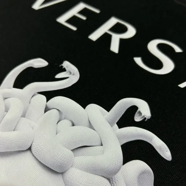 【VERSACE 公式旗艦店】ヴェルサーチ Tシャツ ご好評に付き再入荷! 【VERSACE 公式旗艦店】ヴェルサーチ Tシャツ ご好評に付き再入荷!
