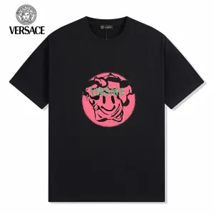【VERSACE 公式旗艦店】ヴェルサーチ Tシャツ ご好評に付き再入荷! 【VERSACE 公式旗艦店】ヴェルサーチ Tシャツ ご好評に付き再入荷!