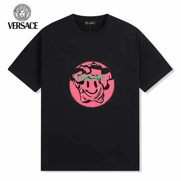 【VERSACE 公式旗艦店】ヴェルサーチ Tシャツ ご好評に付き再入荷! 【VERSACE 公式旗艦店】ヴェルサーチ Tシャツ ご好評に付き再入荷!