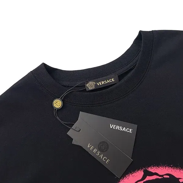 【VERSACE 公式旗艦店】ヴェルサーチ Tシャツ ご好評に付き再入荷! 【VERSACE 公式旗艦店】ヴェルサーチ Tシャツ ご好評に付き再入荷!