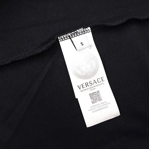 【VERSACE 公式旗艦店】ヴェルサーチ Tシャツ ご好評に付き再入荷! 【VERSACE 公式旗艦店】ヴェルサーチ Tシャツ ご好評に付き再入荷!