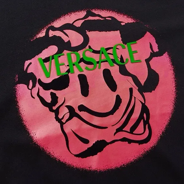 【VERSACE 公式旗艦店】ヴェルサーチ Tシャツ ご好評に付き再入荷! 【VERSACE 公式旗艦店】ヴェルサーチ Tシャツ ご好評に付き再入荷!