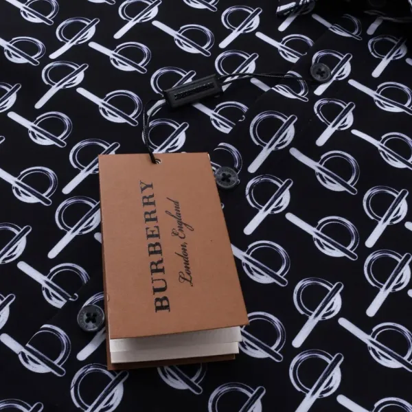 【BURBERRY  公式旗艦店】バーバリー シャツ ご好評に付き再入荷  250222