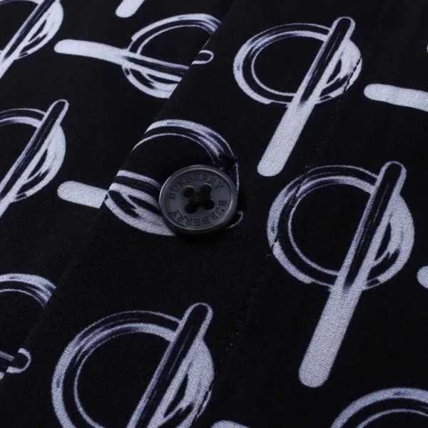 【BURBERRY  公式旗艦店】バーバリー シャツ ご好評に付き再入荷  250222