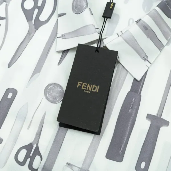 【FENDI 公式旗艦店】フェンディ シャツ ご好評に付き再入荷 240716 【FENDI 公式旗艦店】フェンディ シャツ ご好評に付き再入荷 240716