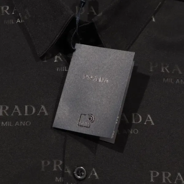 【PRADA 公式旗艦店】プラダ シャツ ご好評に付き再入荷 240803 【PRADA 公式旗艦店】プラダ シャツ ご好評に付き再入荷 240803