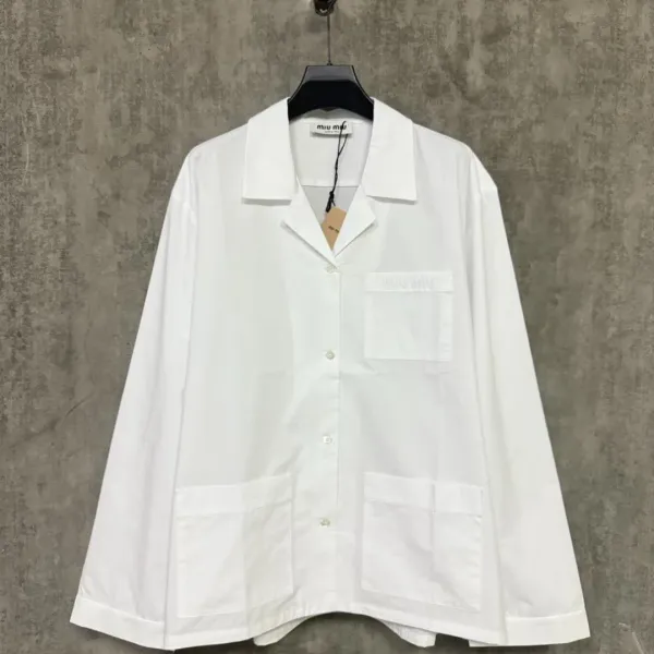 【Miumiu公式旗艦店】ミュウミュウ シャツ ご好評に付き再入荷 250219 【Miumiu公式旗艦店】ミュウミュウ シャツ ご好評に付き再入荷 250219