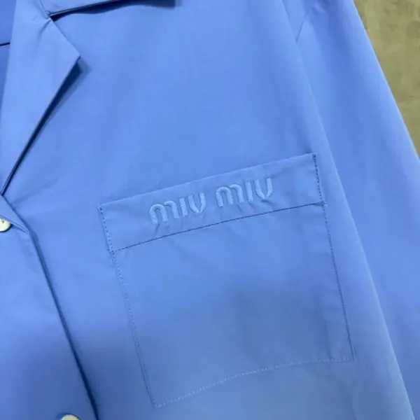 【Miumiu公式旗艦店】ミュウミュウ シャツ ご好評に付き再入荷 250219 【Miumiu公式旗艦店】ミュウミュウ シャツ ご好評に付き再入荷 250219