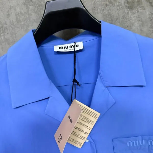 【Miumiu公式旗艦店】ミュウミュウ シャツ ご好評に付き再入荷 250219 【Miumiu公式旗艦店】ミュウミュウ シャツ ご好評に付き再入荷 250219