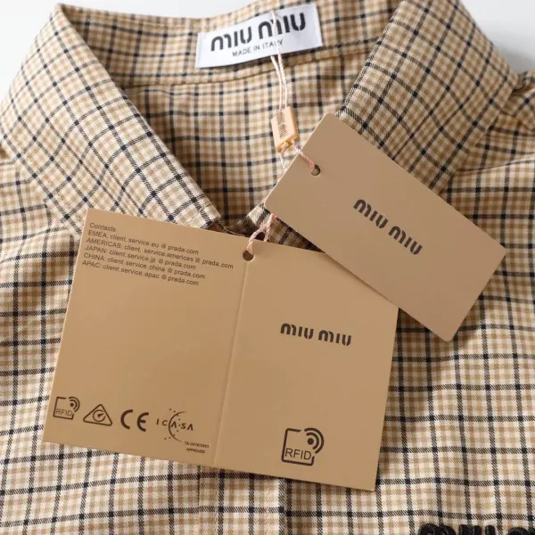 【Miumiu公式旗艦店】ミュウミュウ シャツ ご好評に付き再入荷 250219 【Miumiu公式旗艦店】ミュウミュウ シャツ ご好評に付き再入荷 250219