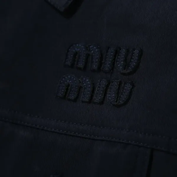 【Miumiu公式旗艦店】ミュウミュウ  シャツ ご好評に付き再入荷  250219