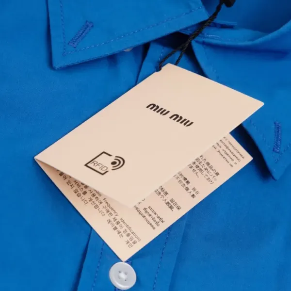 【Miumiu 公式旗艦店】ミュウミュウ シャツ ご好評に付き再入荷 250219 【Miumiu 公式旗艦店】ミュウミュウ シャツ ご好評に付き再入荷 250219