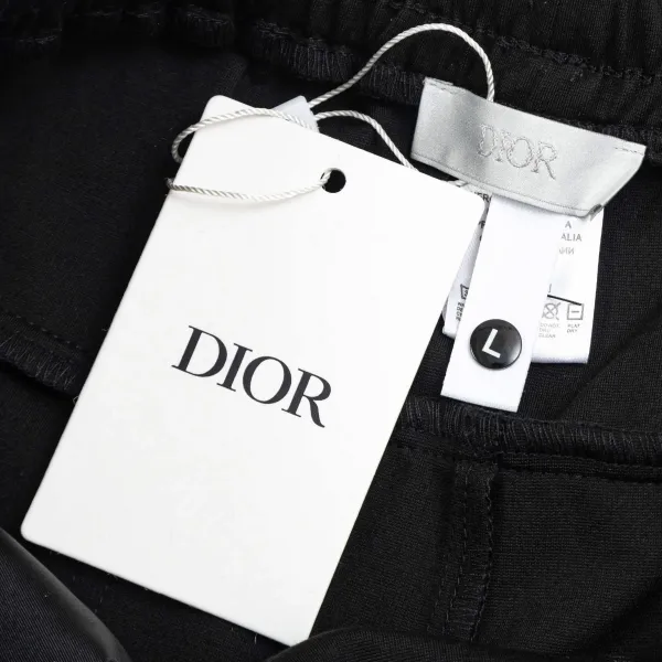 【DIOR 公式旗艦店】ディオール ショートパンツご好評に付き再入荷!250225 【DIOR 公式旗艦店】ディオール ショートパンツご好評に付き再入荷!250225