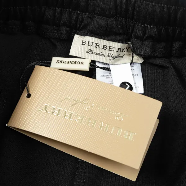 【BURBERRY  公式旗艦店】バーバリー  ショートパンツご好評に付き再入荷！250226