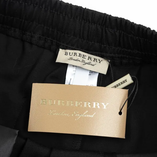 【BURBERRY  公式旗艦店】バーバリー  ショートパンツご好評に付き再入荷！250226