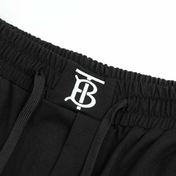 【BURBERRY 公式旗艦店】バーバリー ショートパンツご好評に付き再入荷!250226 【BURBERRY 公式旗艦店】バーバリー ショートパンツご好評に付き再入荷!250226