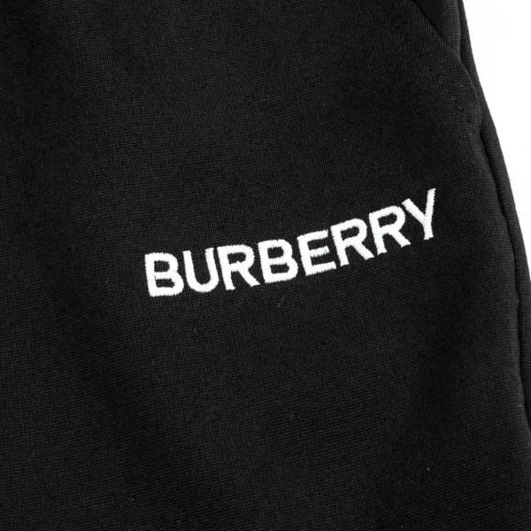 【BURBERRY 公式旗艦店】バーバリー ショートパンツご好評に付き再入荷!250226 【BURBERRY 公式旗艦店】バーバリー ショートパンツご好評に付き再入荷!250226