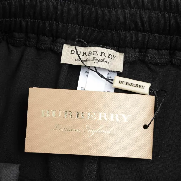 【BURBERRY 公式旗艦店】バーバリー ショートパンツご好評に付き再入荷!250226 【BURBERRY 公式旗艦店】バーバリー ショートパンツご好評に付き再入荷!250226