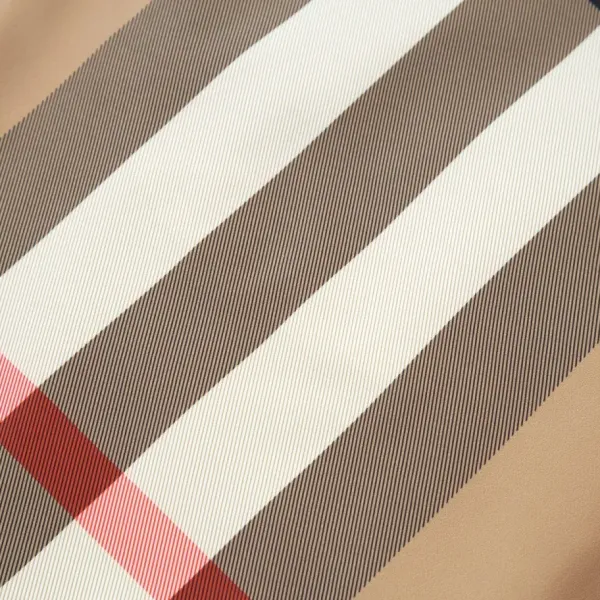 【BURBERRY  公式旗艦店】バーバリー ショートパンツご好評に付き再入荷 240801