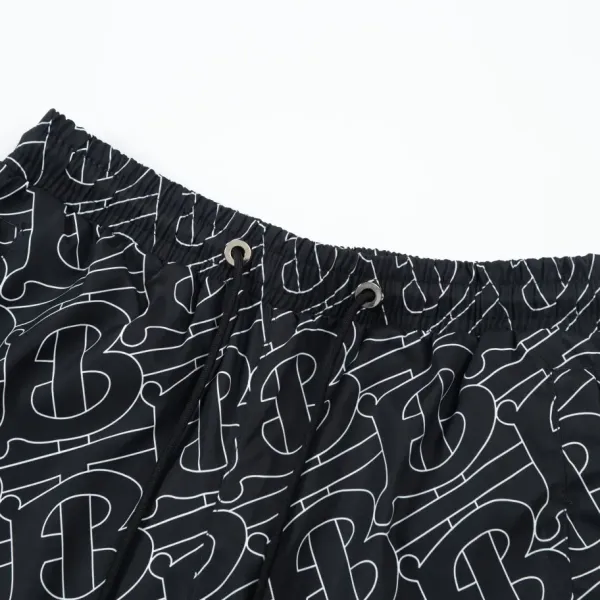 【BURBERRY 公式旗艦店】バーバリー ショートパンツ ご好評に付き再入荷! 【BURBERRY 公式旗艦店】バーバリー ショートパンツ ご好評に付き再入荷!