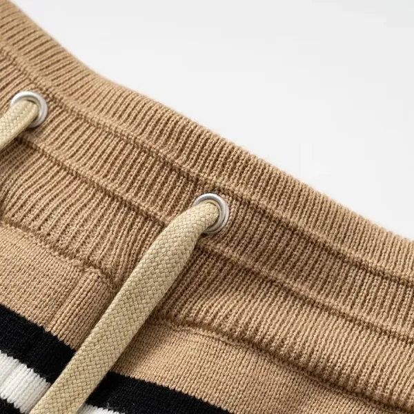 【BURBERRY  公式旗艦店】バーバリー  ショートパンツ  ご好評に付き再入荷！