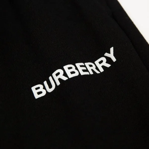 【BURBERRY 公式旗艦店】バーバリー ショートパンツ ご好評に付き再入荷! 【BURBERRY 公式旗艦店】バーバリー ショートパンツ ご好評に付き再入荷!