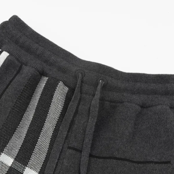【BURBERRY 公式旗艦店】バーバリー ショートパンツ ご好評に付き再入荷! 【BURBERRY 公式旗艦店】バーバリー ショートパンツ ご好評に付き再入荷!