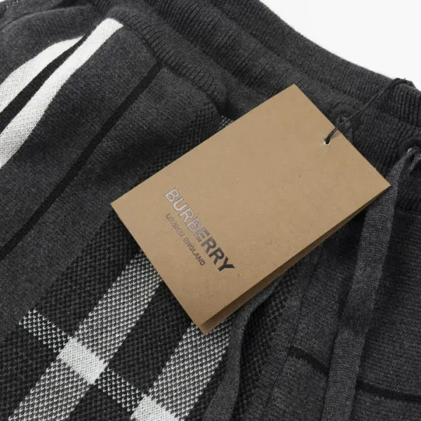 【BURBERRY 公式旗艦店】バーバリー ショートパンツ ご好評に付き再入荷! 【BURBERRY 公式旗艦店】バーバリー ショートパンツ ご好評に付き再入荷!