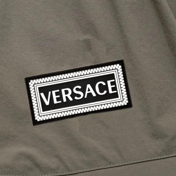 【VERSACE 公式旗艦店】ヴェルサーチ ショートパンツご好評に付き再入荷 24628 【VERSACE 公式旗艦店】ヴェルサーチ ショートパンツご好評に付き再入荷 24628