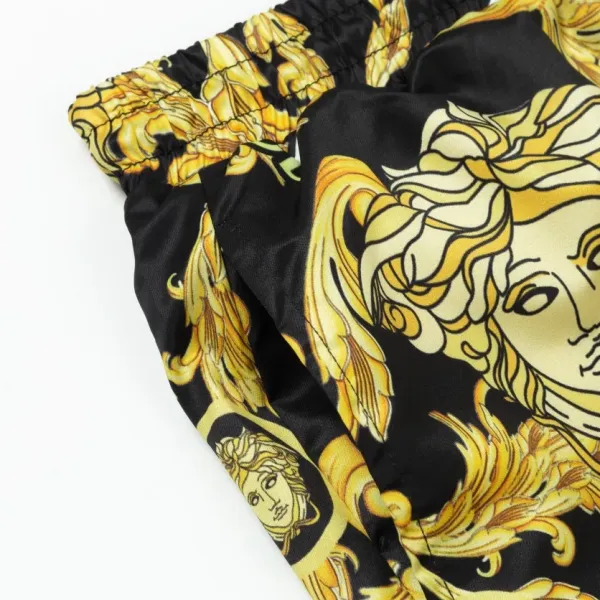 【VERSACE 公式旗艦店】ヴェルサーチ ショートパンツご好評に付き再入荷 24628 【VERSACE 公式旗艦店】ヴェルサーチ ショートパンツご好評に付き再入荷 24628