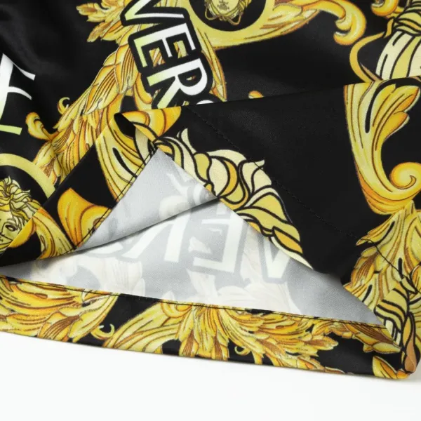 【VERSACE 公式旗艦店】ヴェルサーチ ショートパンツご好評に付き再入荷 24628 【VERSACE 公式旗艦店】ヴェルサーチ ショートパンツご好評に付き再入荷 24628