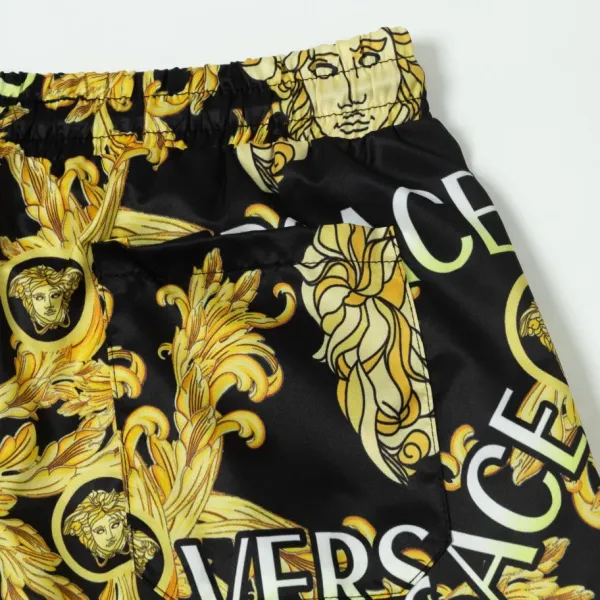 【VERSACE 公式旗艦店】ヴェルサーチ ショートパンツご好評に付き再入荷 24628 【VERSACE 公式旗艦店】ヴェルサーチ ショートパンツご好評に付き再入荷 24628