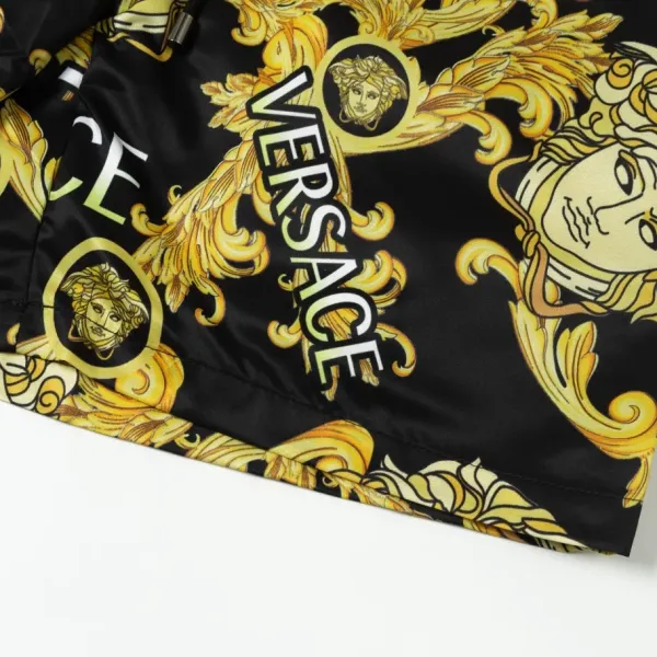 【VERSACE 公式旗艦店】ヴェルサーチ ショートパンツご好評に付き再入荷 24628 【VERSACE 公式旗艦店】ヴェルサーチ ショートパンツご好評に付き再入荷 24628