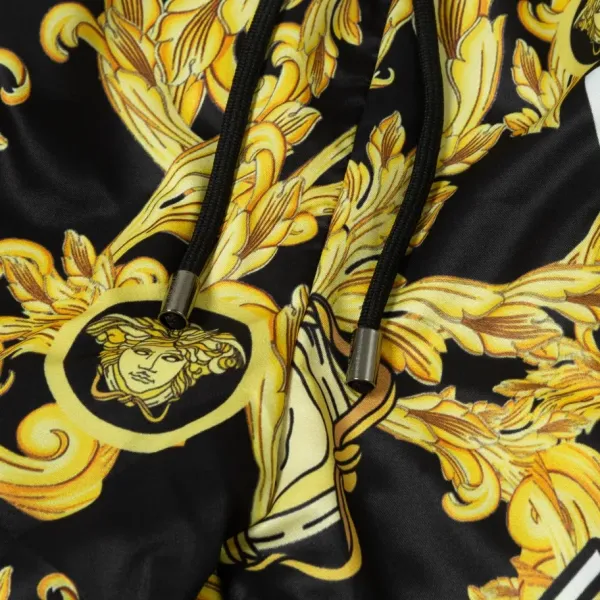 【VERSACE 公式旗艦店】ヴェルサーチ ショートパンツご好評に付き再入荷 24628 【VERSACE 公式旗艦店】ヴェルサーチ ショートパンツご好評に付き再入荷 24628