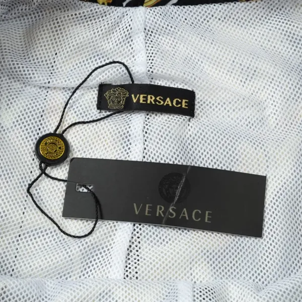 【VERSACE 公式旗艦店】ヴェルサーチ ショートパンツご好評に付き再入荷 24628 【VERSACE 公式旗艦店】ヴェルサーチ ショートパンツご好評に付き再入荷 24628