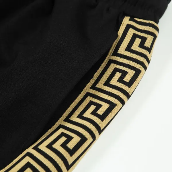 【VERSACE 公式旗艦店】ヴェルサーチ ショートパンツ ご好評に付き再入荷! 【VERSACE 公式旗艦店】ヴェルサーチ ショートパンツ ご好評に付き再入荷!