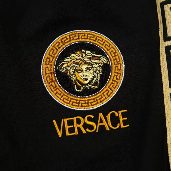 【VERSACE 公式旗艦店】ヴェルサーチ ショートパンツ ご好評に付き再入荷! 【VERSACE 公式旗艦店】ヴェルサーチ ショートパンツ ご好評に付き再入荷!