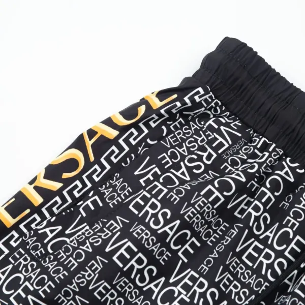 【VERSACE 公式旗艦店】ヴェルサーチ ショートパンツ ご好評に付き再入荷! 【VERSACE 公式旗艦店】ヴェルサーチ ショートパンツ ご好評に付き再入荷!