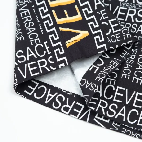 【VERSACE 公式旗艦店】ヴェルサーチ ショートパンツ ご好評に付き再入荷! 【VERSACE 公式旗艦店】ヴェルサーチ ショートパンツ ご好評に付き再入荷!