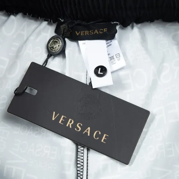 【VERSACE 公式旗艦店】ヴェルサーチ ショートパンツ ご好評に付き再入荷! 【VERSACE 公式旗艦店】ヴェルサーチ ショートパンツ ご好評に付き再入荷!