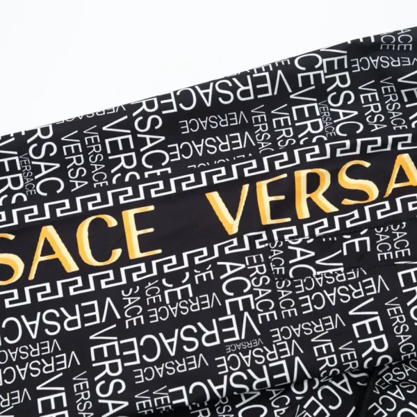 【VERSACE 公式旗艦店】ヴェルサーチ ショートパンツ ご好評に付き再入荷! 【VERSACE 公式旗艦店】ヴェルサーチ ショートパンツ ご好評に付き再入荷!