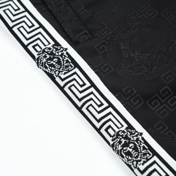【VERSACE 公式旗艦店】ヴェルサーチ ショートパンツ ご好評に付き再入荷! 【VERSACE 公式旗艦店】ヴェルサーチ ショートパンツ ご好評に付き再入荷!