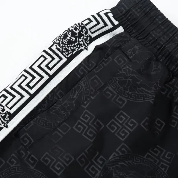 【VERSACE 公式旗艦店】ヴェルサーチ ショートパンツ ご好評に付き再入荷! 【VERSACE 公式旗艦店】ヴェルサーチ ショートパンツ ご好評に付き再入荷!