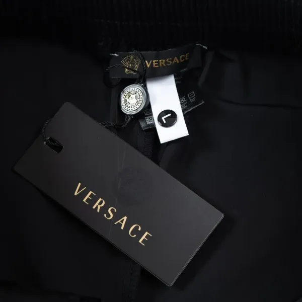 【VERSACE 公式旗艦店】ヴェルサーチ ショートパンツ ご好評に付き再入荷! 【VERSACE 公式旗艦店】ヴェルサーチ ショートパンツ ご好評に付き再入荷!