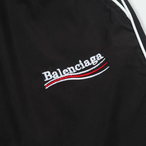 【BALENCIAGA 公式旗艦店】バレンシアガ ショートパンツご好評に付き再入荷!250227 【BALENCIAGA 公式旗艦店】バレンシアガ ショートパンツご好評に付き再入荷!250227