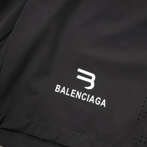 【BALENCIAGA 公式旗艦店】バレンシアガ ショートパンツ ご好評に付き再入荷! 【BALENCIAGA 公式旗艦店】バレンシアガ ショートパンツ ご好評に付き再入荷!