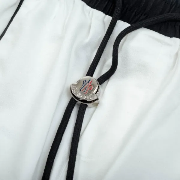 【MONCLER 公式旗艦店】モンクレール ショートパンツご好評に付き再入荷!250225 【MONCLER 公式旗艦店】モンクレール ショートパンツご好評に付き再入荷!250225
