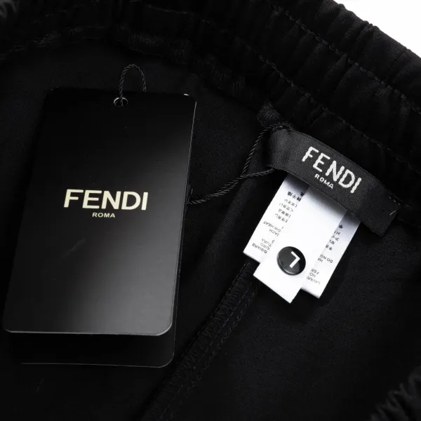 【FENDI  公式旗艦店】フェンディ  ショートパンツご好評に付き再入荷！250226