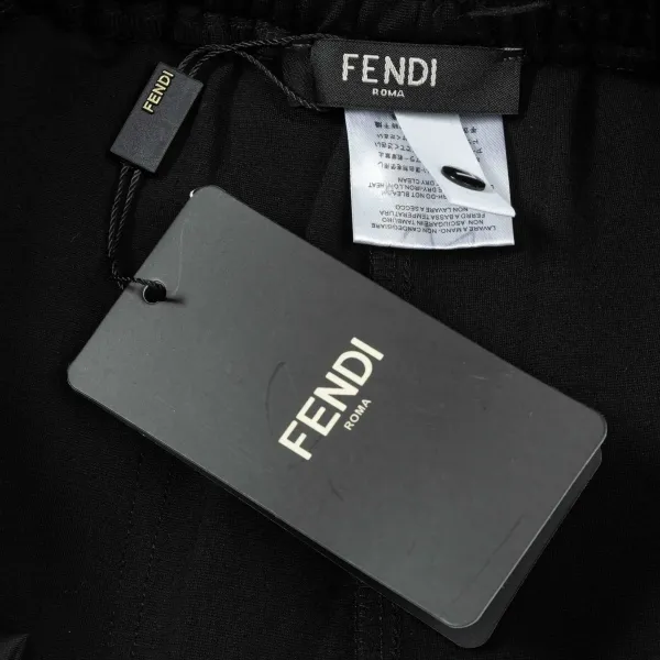 【FENDI 公式旗艦店】フェンディ ショートパンツご好評に付き再入荷!250226 【FENDI 公式旗艦店】フェンディ ショートパンツご好評に付き再入荷!250226